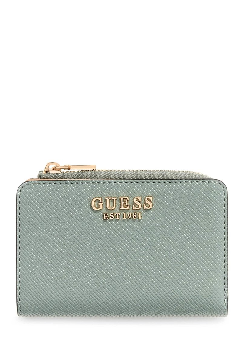 Portefeuille vert texturé avec logo doré "GUESS EST 1981" sur le devant, doté d'une fermeture éclair et d'une forme rectangulaire.