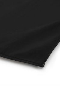 Zwart, lichtgewicht stof met een gladde textuur, met een gestikte rand en afgeronde hoeken. Inclusief een trekkoordsluiting met een kleine toggle.