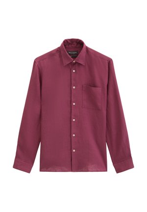 Langarm-Herrenhemd zum Zumachen in Dunkelrot mit Brusttasche und Standardkragen, flach auf weißem Hintergrund liegend.