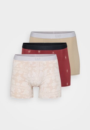 Três pares de boxers em cores sortidas: bege com padrão paisley, vermelho com detalhes e preto liso. Tecido suave e cinturas elásticas.