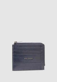 Cartera de cuero azul marino con cierre de cremallera, múltiples compartimentos para tarjetas y una superficie texturizada; cuenta con un logotipo metálico en la parte frontal.