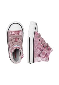 Růžové sametové vysoké tenisky s bílými gumovými podrážkami, černými lemy a texturovaným zipem na boku. Šněrované s odpovídajícími tkaničkami.