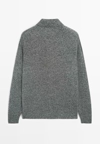 Szary sweter z wysokim kołnierzem, wykonany z teksturowanego dzianinowego materiału z ściągaczami przy mankietach, prezentujący minimalistyczny i czysty fason.