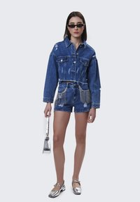 INFLUENCER EMBELLISHED - Shorts vaqueros - blue denim