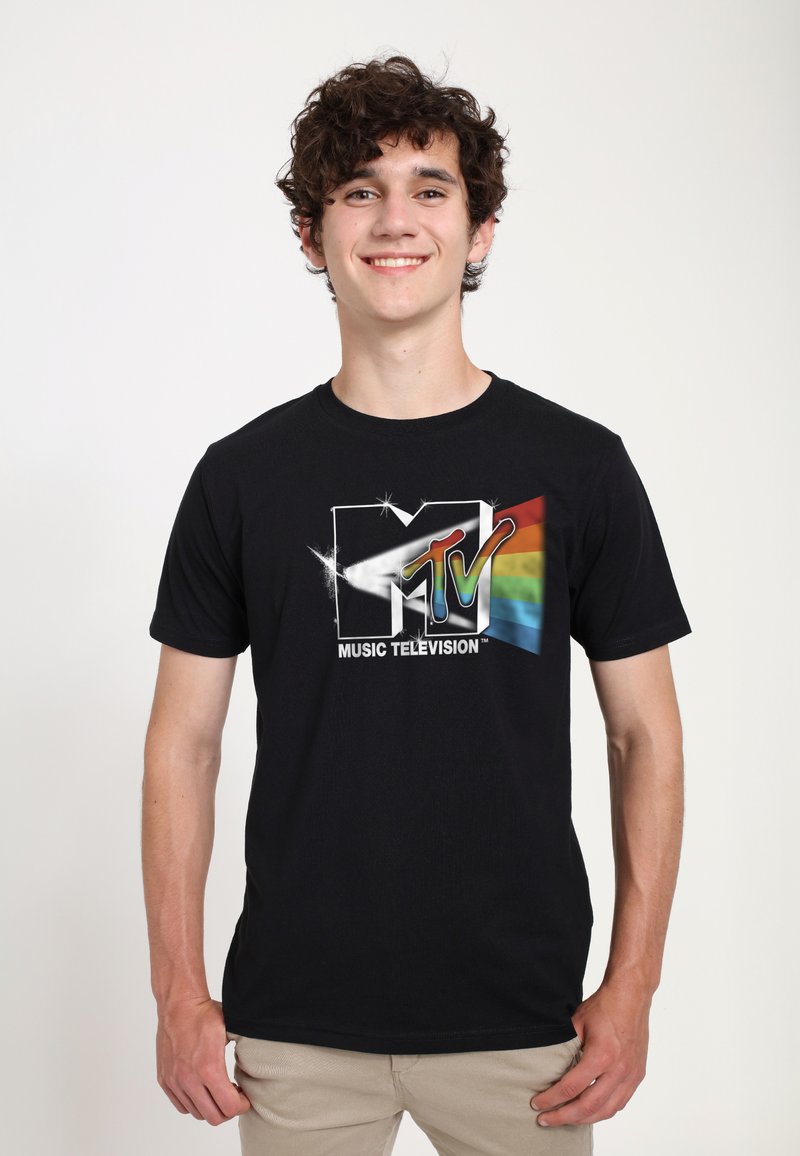 Černé bavlněné tričko s bílým logem MTV, které je doplněno třpytivými efekty a akcentem duhového přechodu. Krátké rukávy a design s kulatým výstřihem.
