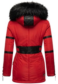 Rode winterjack met een zwarte nepbont capuchon, doorgestikte zwarte accenten en zwarte gestreepte details bij de taille en mouwen. Inclusief ritsmanchetten.