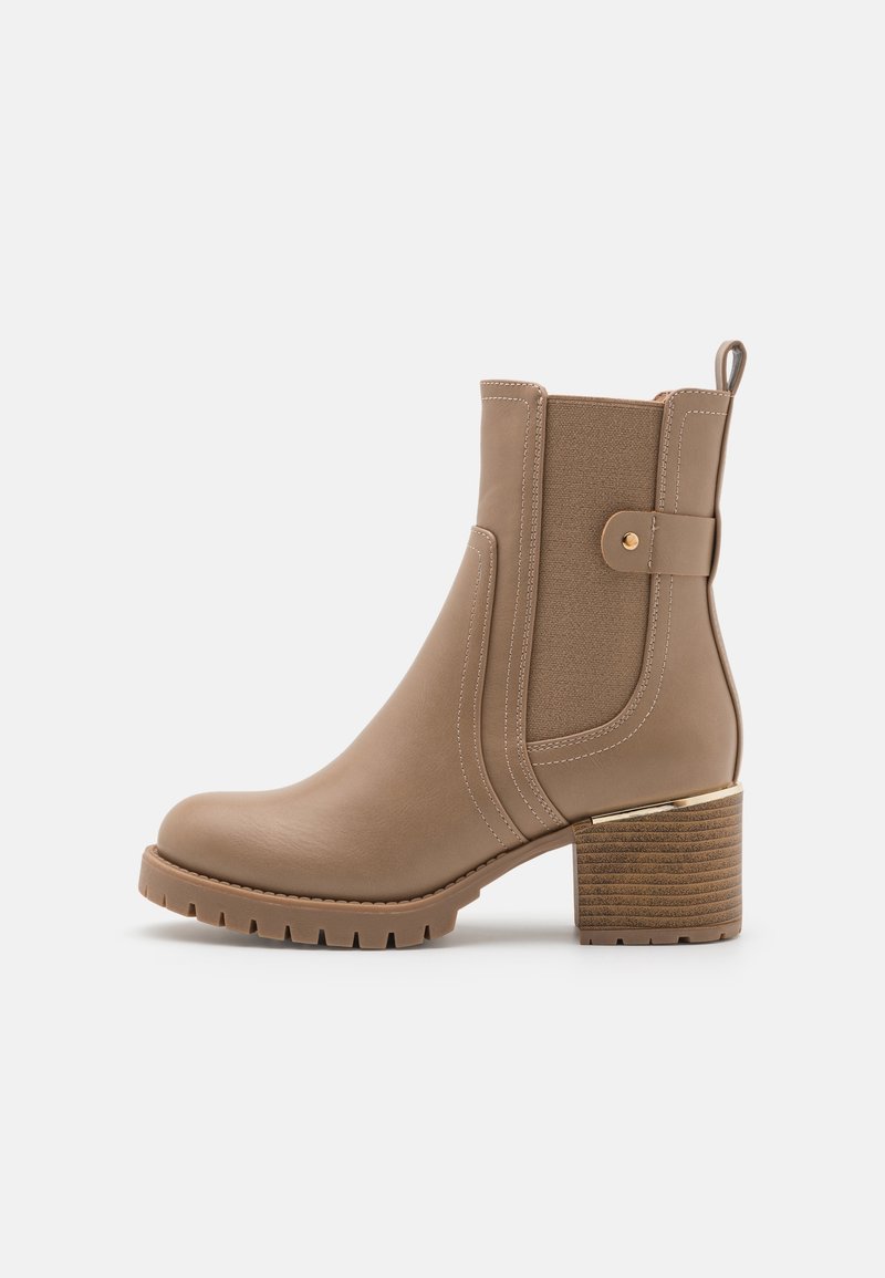 Bottine en cuir taupe avec talon bloc, panneau latéral élastique, languette de tirage et bride décorative avec bouton doré.