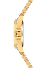 Montre-bracelet dorée avec un boîtier arrondi, une lunette texturée et un bracelet lisse à maillons. La couronne est bien en vue sur le côté.
