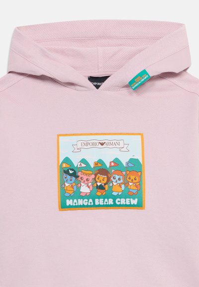 Svetloružová mikina s farebnou kreslenou grafikou medveďov v rôznych oblečení s vlajkami a nálepkou "Emporio Armani" navrchu.