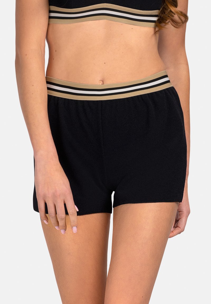 Czarne szorty o miękkiej fakturze, z paskiem elastycznym w paski w kolorze złotym, czarnym i białym. Zaprojektowane z myślą o komforcie i codziennym noszeniu.