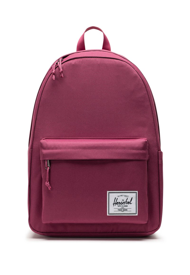 Bordo batoh s hladkým textilným povrchom, zakriveným tvarom, horným uchom, prednou kapsou a bielou nášivkou loga na spodnej časti.