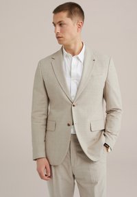 Beige karierter Blazer und passende Hose, aus leichtem Material. Mit Schalkragen, zwei Vordertaschen und braunen Knöpfen.
