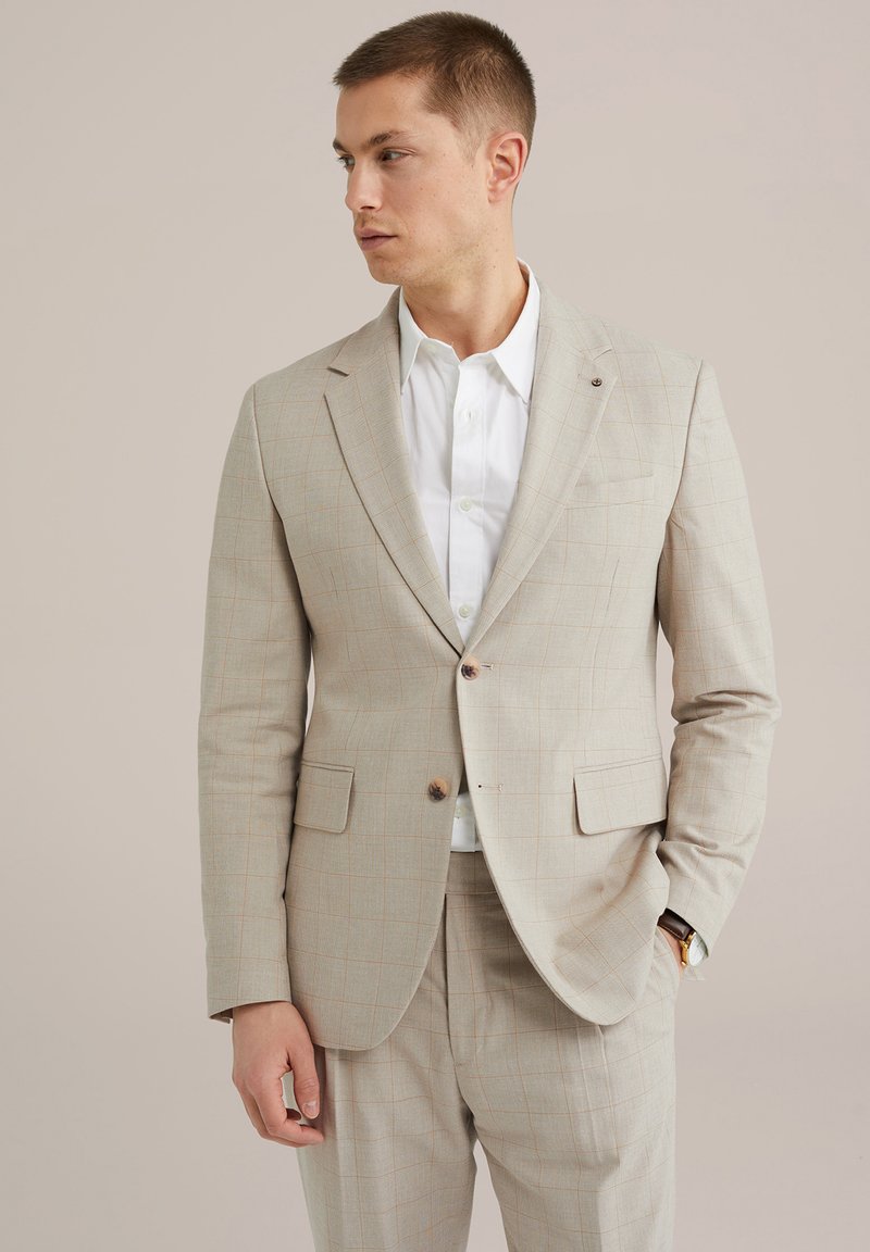 Beige karierter Blazer und passende Hose, aus leichtem Material. Mit Schalkragen, zwei Vordertaschen und braunen Knöpfen.