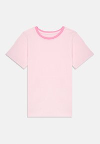 Απαλό ροζ βαμβακερό t-shirt με κοντά μανίκια και στρογγυλή λαιμόκοψη που διαθέτει αντίθετο σκουρότερο ροζ τελείωμα. Λείο, ελαφρύ ύφασμα.