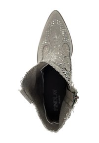 Grauer Knöchelstiefel aus strukturiertem Material, mit Nietenverzierung, spitzer Zehenform und ausgefranstem Bund. Markenname "FINDLAY" sichtbar im Inneren.