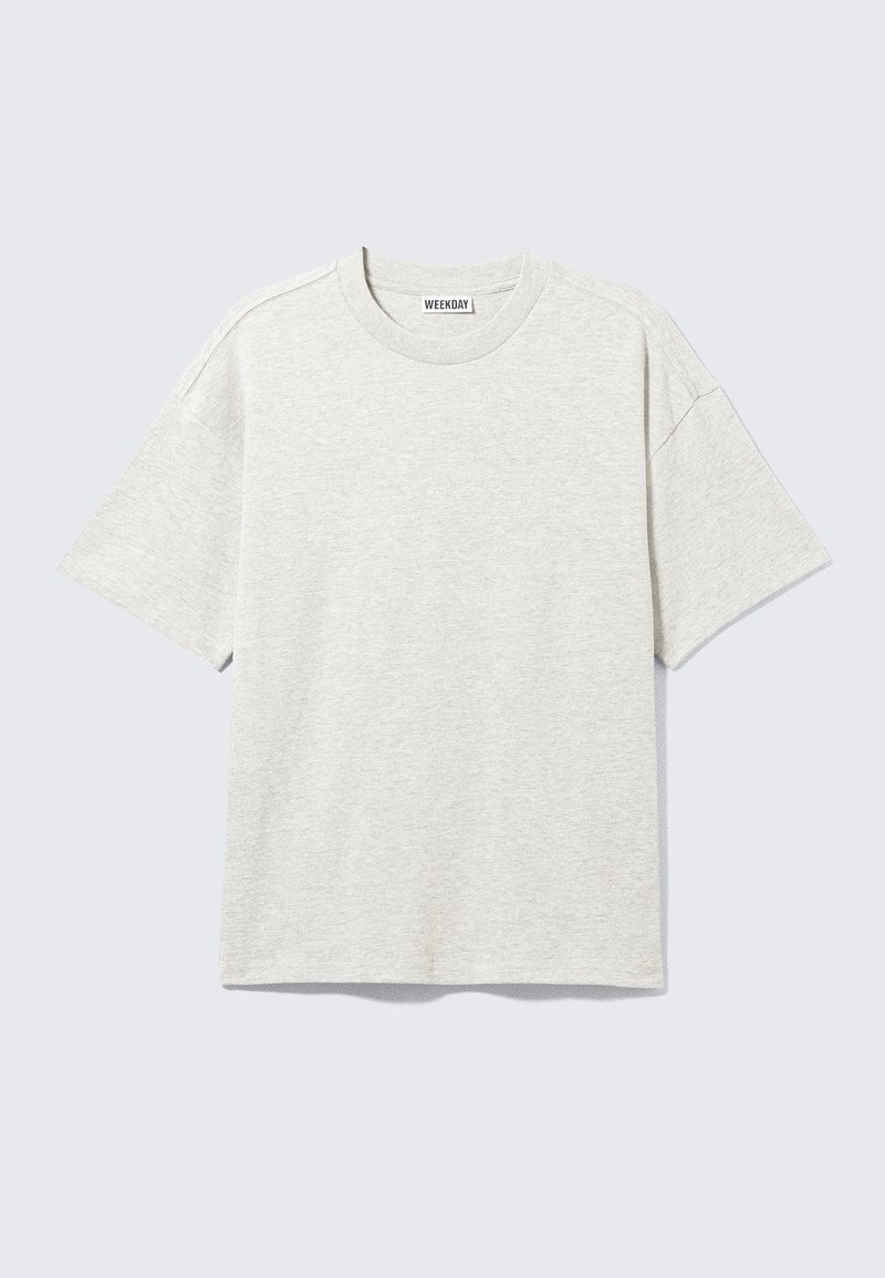 T-shirt in cotone grigio chiaro con vestibilità morbida, scollo rotondo e maniche corte; presenta una texture liscia e spalle leggermente scese.