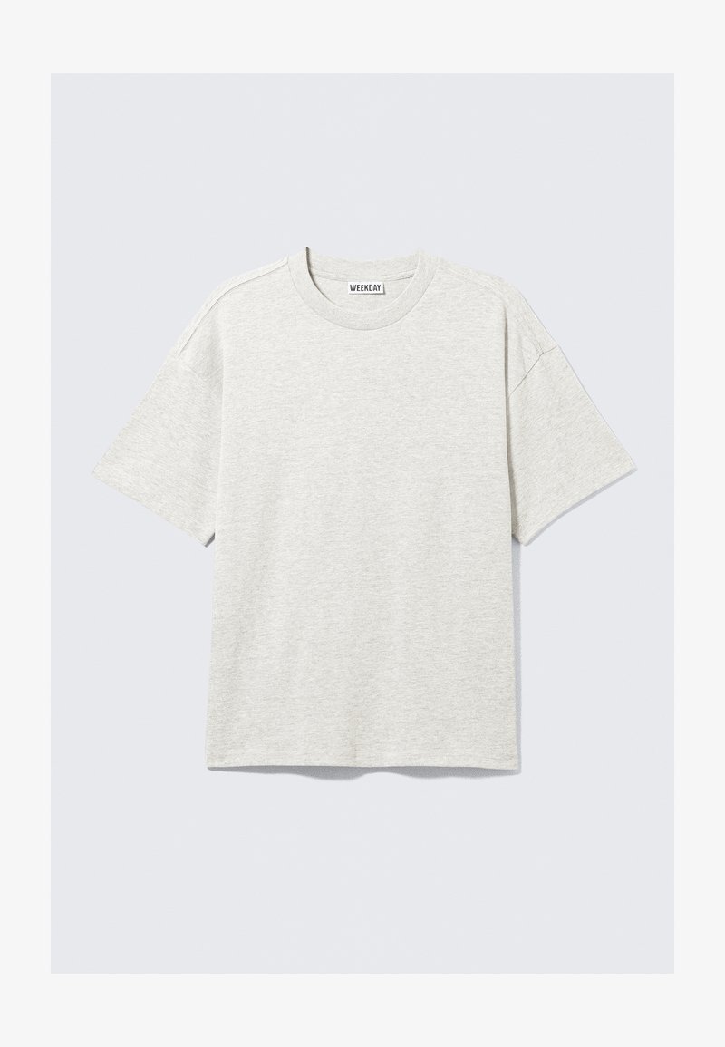 T-shirt in cotone grigio chiaro con vestibilità morbida, scollo rotondo e maniche corte; presenta una texture liscia e spalle leggermente scese.