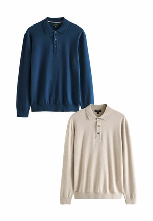 Dos suéteres de polo de manga larga: uno en un azul marino intenso y el otro en un beige claro, con tapetas de botones y puños y dobladillos acanalados.