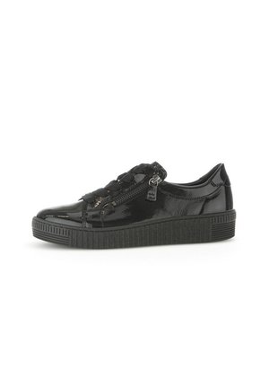 Sort patentlædersneaker med tyk struktureret sål, sidelås og brede snørebånd, vist i højre profil på hvid baggrund.