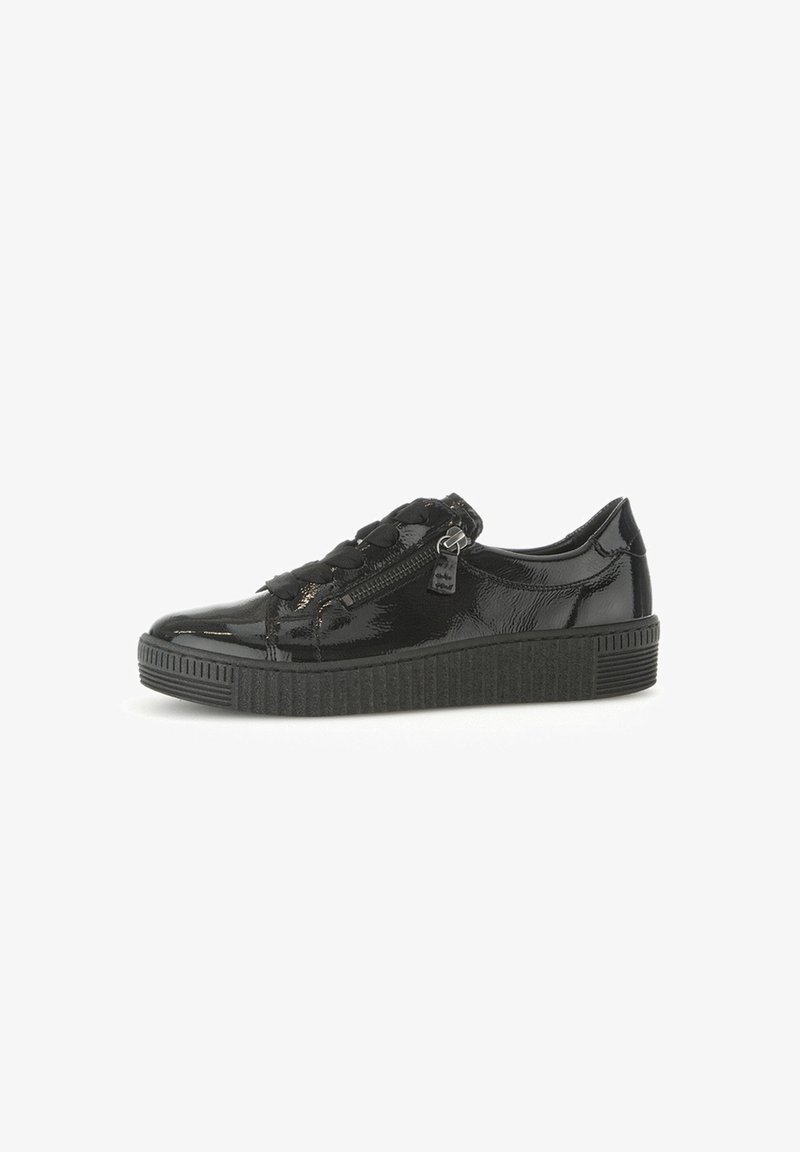 Basket en cuir verni noir avec semelle épaisse texturée, fermeture éclair latérale et lacets larges, montrée en profil droit sur fond blanc.