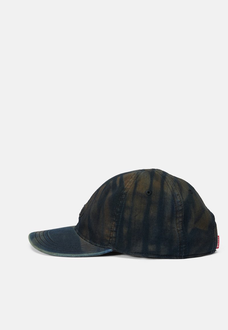 Casquette de baseball en bleu foncé et motif tie-dye marron, fabriquée en tissu coton, avec une visière courbée et une sangle ajustable à l'arrière.