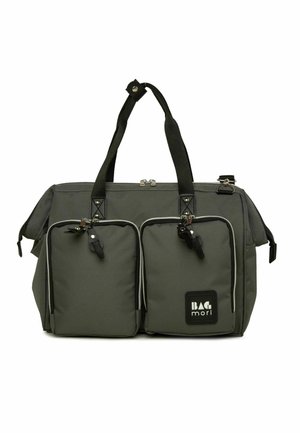 Grijze stoffen tote bag met twee voorzakken, zwarte accenten, stevige handvatten en een ritssluiting aan de bovenkant. Beschikt over een opvallend logo aan de zijkant.