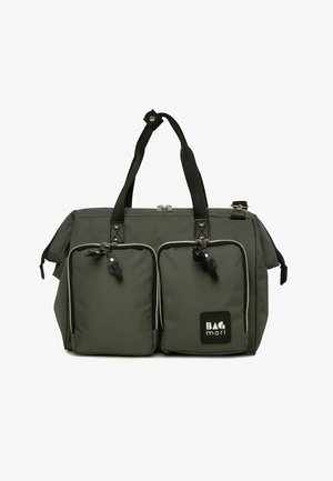 Grå stof tote bag med to foran lommer, sorte detaljer, robuste håndtag og en lynlåslukning i toppen. Har et fremtrædende logo på siden.