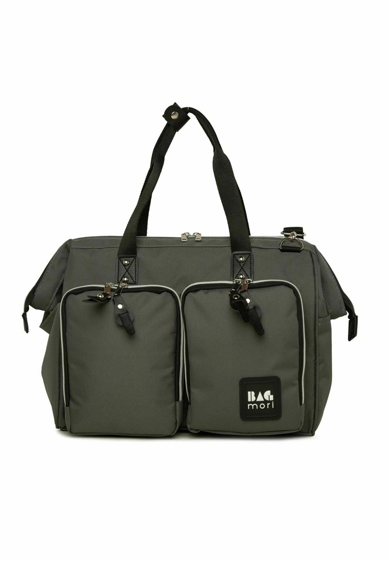 Borsa a tracolla in tessuto grigio con due tasche frontali, dettagli neri, manici robusti e chiusura superiore con zip. Presenta un logo in evidenza sul lato.