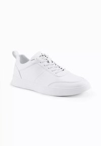 Sneaker bianca realizzata in materiale sintetico liscio, con punta arrotondata, design con lacci e suola in gomma a profilo basso con cuciture minime.