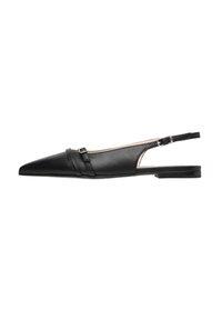 Sort læder slingback flad med spids tå, med en minimalistisk rem og spænde detaljer, glat tekstur og lav profil hæl.