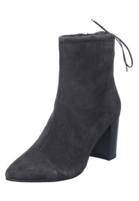 Botte de cheville en suede noir avec un bout pointu, un talon bloc et une ouverture étroite au niveau de la cheville. Comprend un délicat nœud à l'arrière.