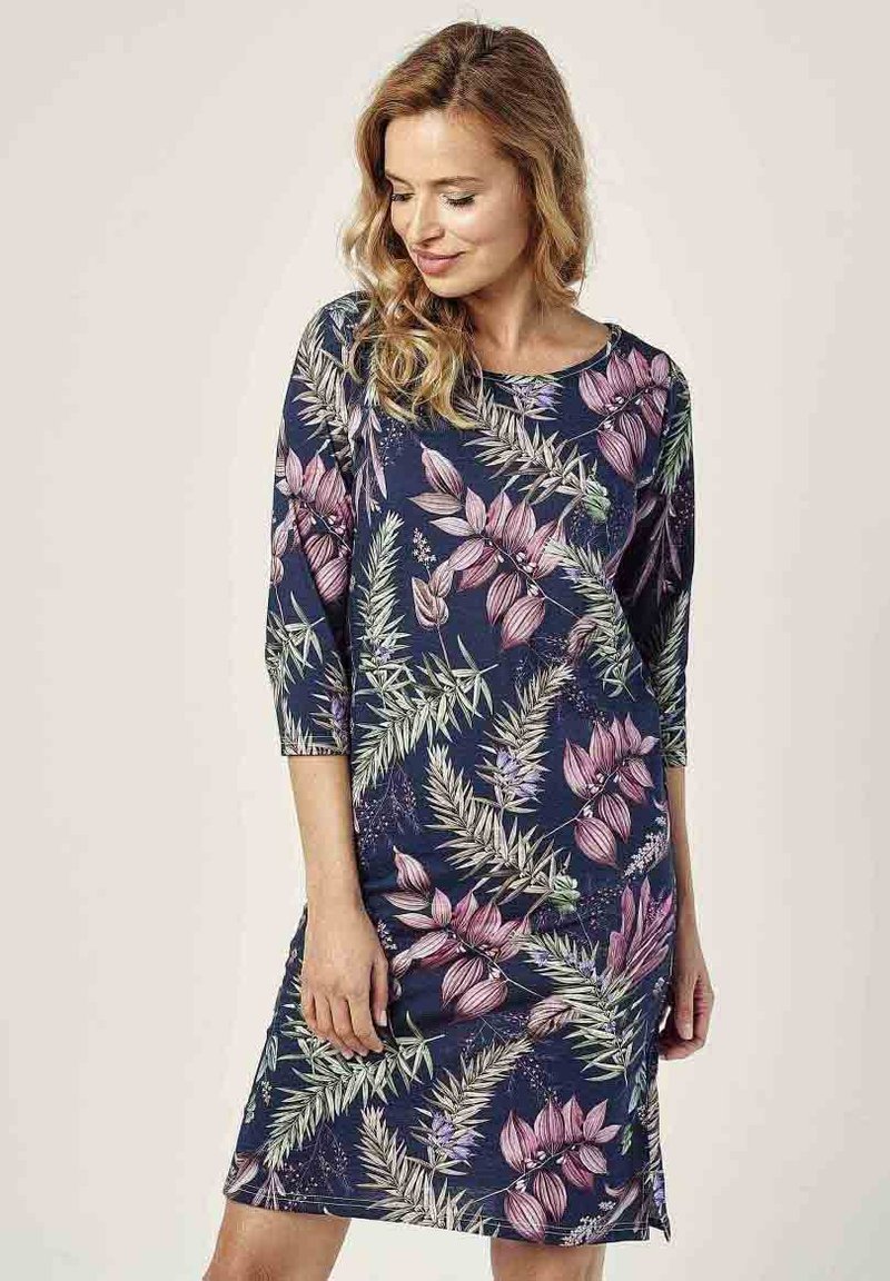 Sukienka w kwiatowy wzór na granatowym materiale, zdobiona różowymi i zielonymi liśćmi. Rękawy do łokcia i luźny krój. Długość nieco powyżej kolan.