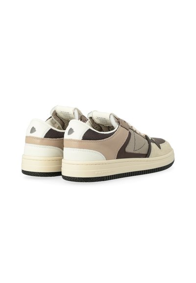 Un paio di sneaker basse in beige, marrone e crema con materiali misti in pelle e rete, suole crema e suole nere.
