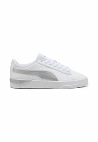 Białe sneakersy wykonane z syntetycznej skóry z szarym akcentem, okrągły nos, płaska gumowa podeszwa i tradycyjne sznurowanie.