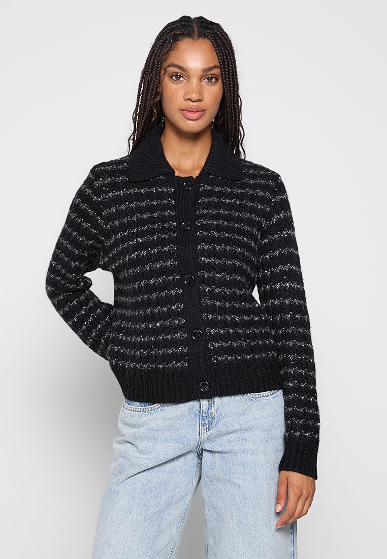 Zwarte gebreide cardigan met een textured gestreept ontwerp, knoopsluiting en een brede kraag. Ribgebreide manchetten en zoom zorgen voor structuur.
