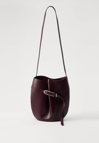 BELTED BUCKET BAG - Torba čez telo - amarone