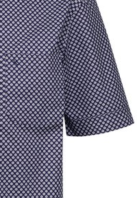 Camicia a maniche corte in tessuto blu navy con un motivo floreale bianco ripetitivo, dalla superficie liscia e dal taglio standard.