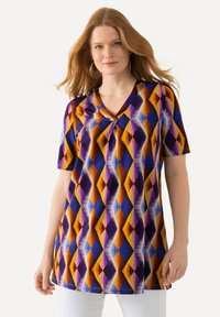 Top de mangas cortas y cuello en V con un patrón geométrico en vibrantes tonos de morado, naranja y azul, fabricado en un material suave y elástico.