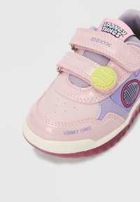 Παιδικό αθλητικό παπούτσι Looney Tunes σε ροζ και μωβ χρώμα με δύο λουράκια βέλκρο, διακόσμηση με μπάλα του τένις και κόκκινη σόλα με υφή.