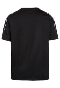 Schwarzes Sport-T-Shirt mit Rundhalsausschnitt, kurzen Ärmeln und kontrastierenden weißen Akzenten an den Schultern. Hergestellt aus leichtem, strukturiertem Stoff.
