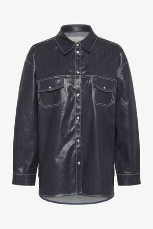 Camisa de ganga azul escura com um acabamento brilhante, dois bolsos no peito e costura branca. Apresenta um colarinho pontiagudo e fecho com botões.
