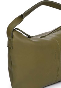 Olijfgroene leren handtas met een gladde textuur, gebogen vorm en een enkele handvat. Voorzien van subtiele branding en een ritsluiting bovenop.