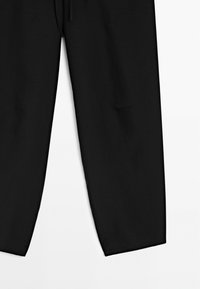 Schwarze, leichte, locker geschnittene Hosen mit einem Kordelzugbund, ausgestattet mit zwei Seitentaschen. Glatte Textur und gerades Bein Design.