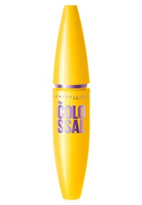 Gul mascaratub med en avsmalnande kåpa. Har fet lila text som säger "the COLOSSAL" och "MAYBELLINE NEW YORK" i silver. Slät yta.