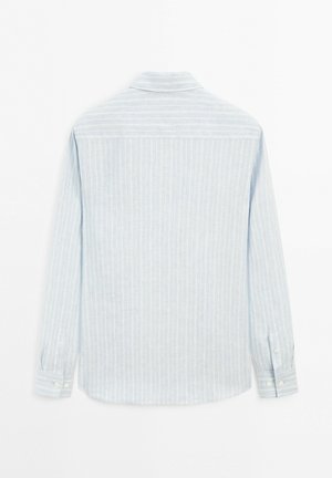 Chemise bleu clair à manches longues avec des rayures verticales blanches, poignets boutonnés et col classique, vue de dos sur fond blanc.
