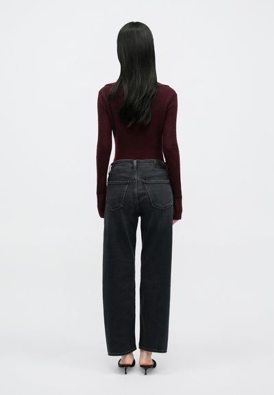 Τζιν με σκούρο ξέβγαλμα και ψηλή μέση, με ίσια γραμμή στα πόδια, σε συνδυασμό με εφαρμοστή μπλούζα μακρυμάνικη σε μπορντό χρώμα. Λείο ύφασμα και μινιμαλιστικός σχεδιασμός.