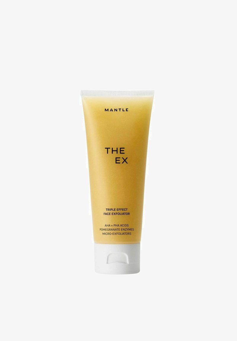 Gul klemmetube med hvidt låg, mærket "THE EX" af Mantle. Teksten angiver "TRIPLE EFFECT FACE EXFOLIATOR," fremhæver AHA, PHA og enzymer.