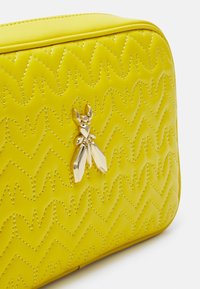 Patrizia Pepe BORSA BAG - Borsa a tracolla - dynamic yellow