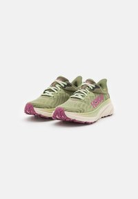 HOKA CHALLENGER 7 - Běžecké boty do terénu - forest floor/beet root