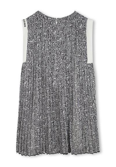 Top sans manches présentant un audacieux motif de lettres noir et blanc, un tissu plissé et des accents blancs unis sur les épaules.